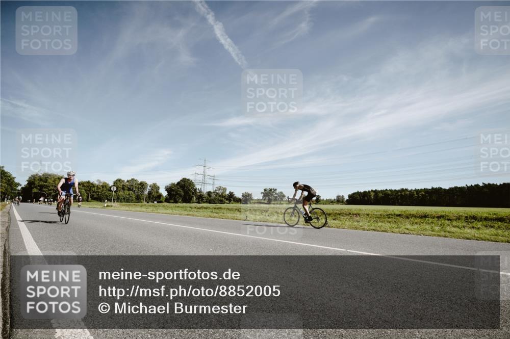 07.09.2025 - 19. Norderstedt Triathlon Michael Burmester http://msf.ph/oto/8852005 07.09.2025 11:29:24 Radfahren 819, 1196, 1228 meine-sportfotos.de