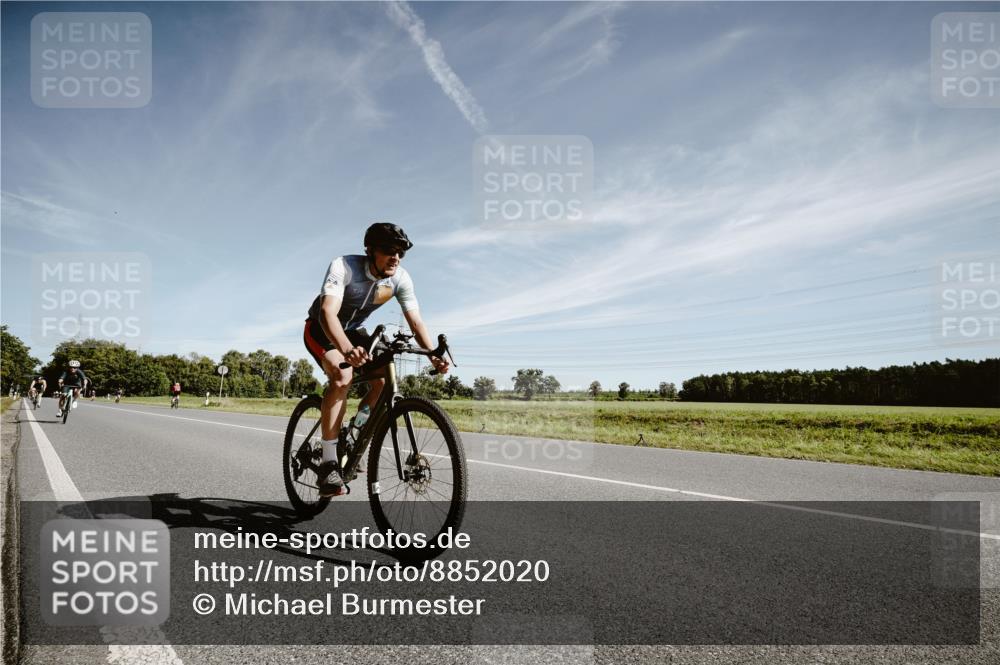 07.09.2025 - 19. Norderstedt Triathlon Michael Burmester http://msf.ph/oto/8852020 07.09.2025 11:29:30 Radfahren 185, 784, 1227 meine-sportfotos.de