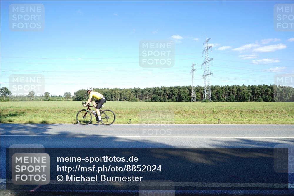 07.09.2025 - 19. Norderstedt Triathlon Michael Burmester http://msf.ph/oto/8852024 07.09.2025 15:48:19 Radfahren 1064 meine-sportfotos.de