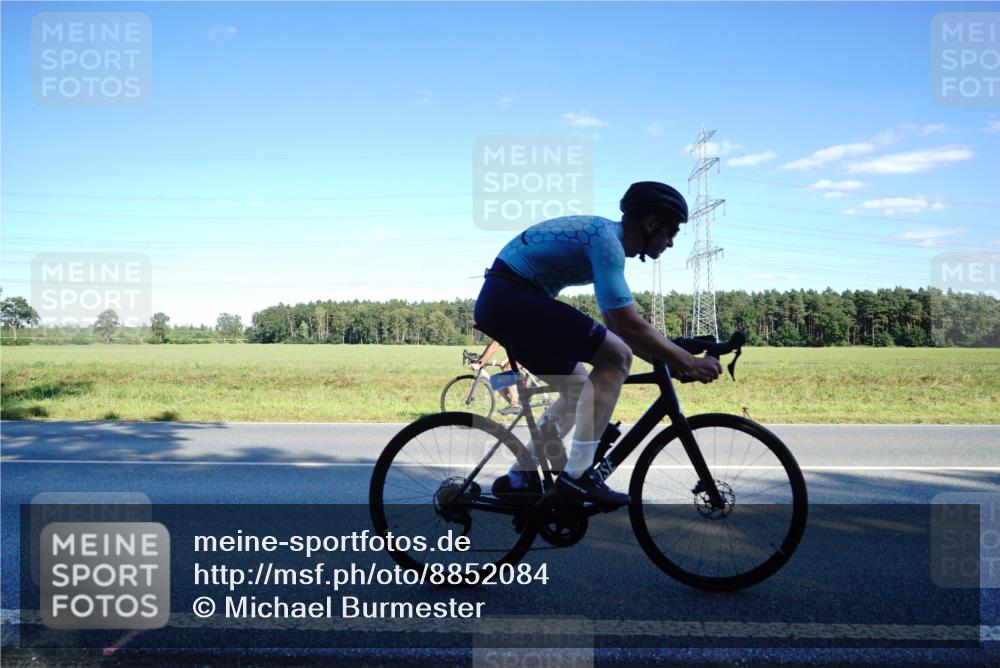 07.09.2025 - 19. Norderstedt Triathlon Michael Burmester http://msf.ph/oto/8852084 07.09.2025 15:48:56 Radfahren 387, 405, 1593 meine-sportfotos.de