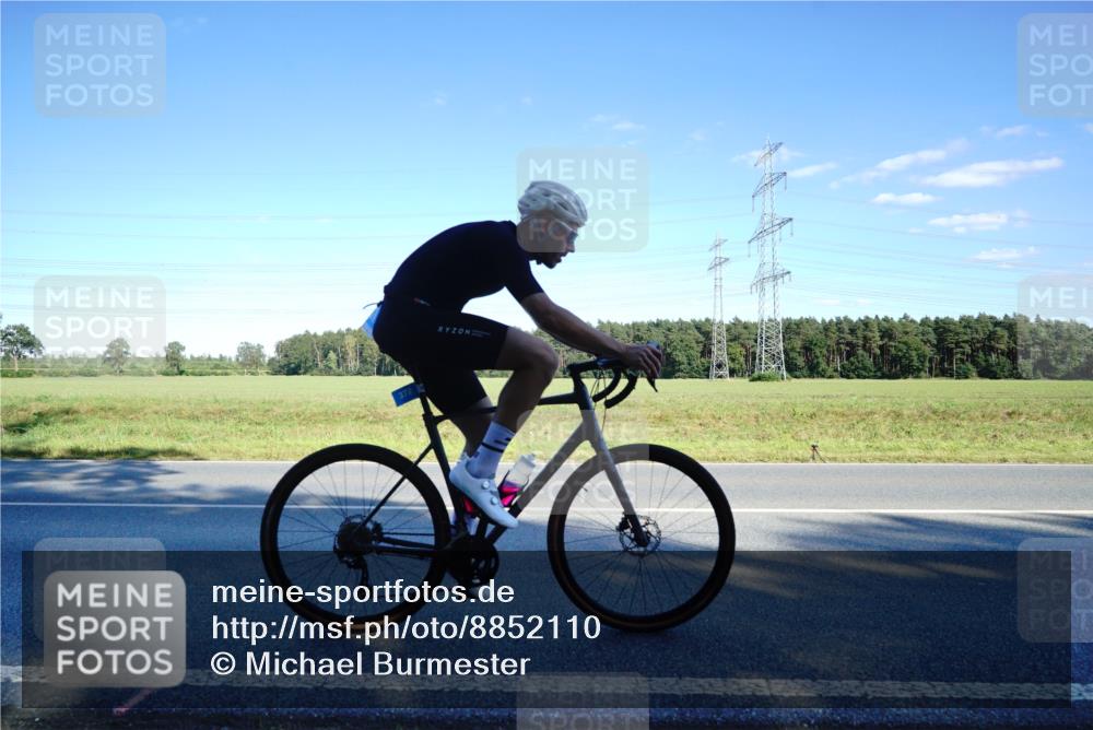 07.09.2025 - 19. Norderstedt Triathlon Michael Burmester http://msf.ph/oto/8852110 07.09.2025 15:49:28 Radfahren 372, 1054 meine-sportfotos.de