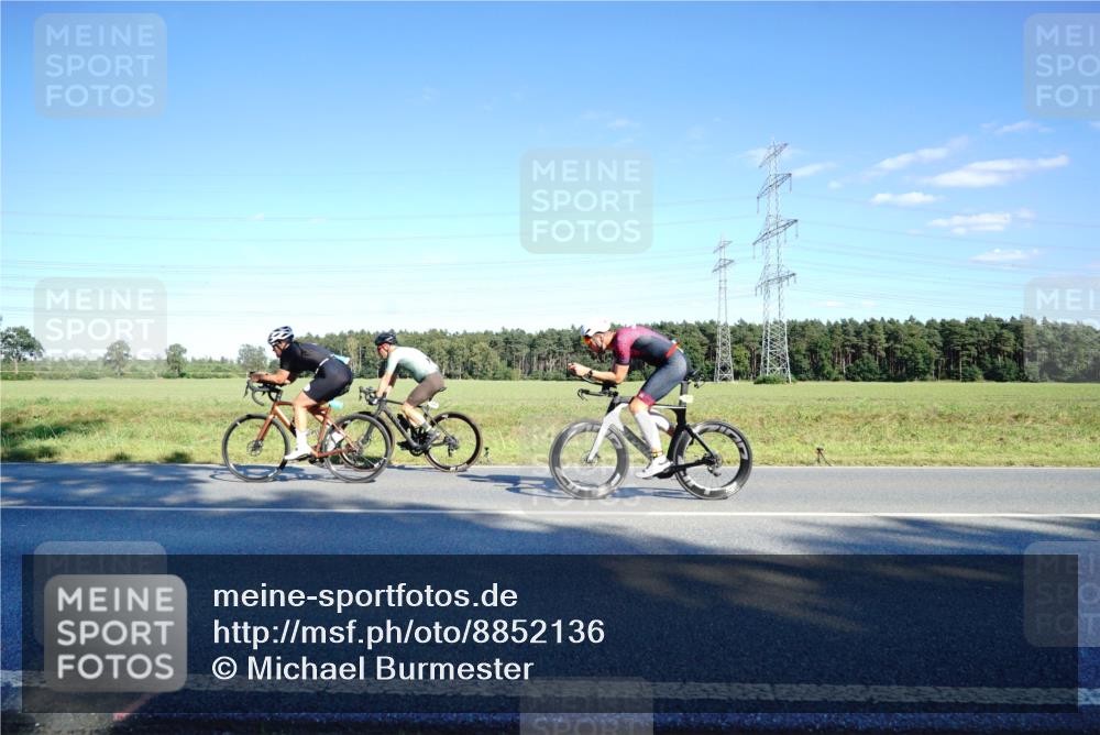 07.09.2025 - 19. Norderstedt Triathlon Michael Burmester http://msf.ph/oto/8852136 07.09.2025 15:49:43 Radfahren 501, 508, 1047 meine-sportfotos.de