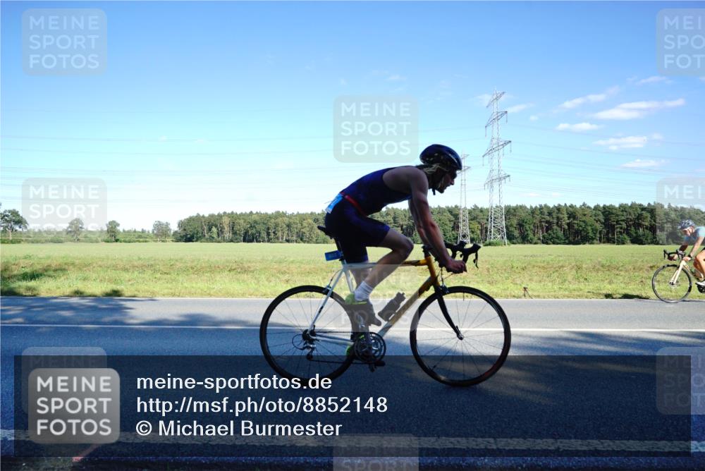 07.09.2025 - 19. Norderstedt Triathlon Michael Burmester http://msf.ph/oto/8852148 07.09.2025 15:49:50 Radfahren 882, 910 meine-sportfotos.de