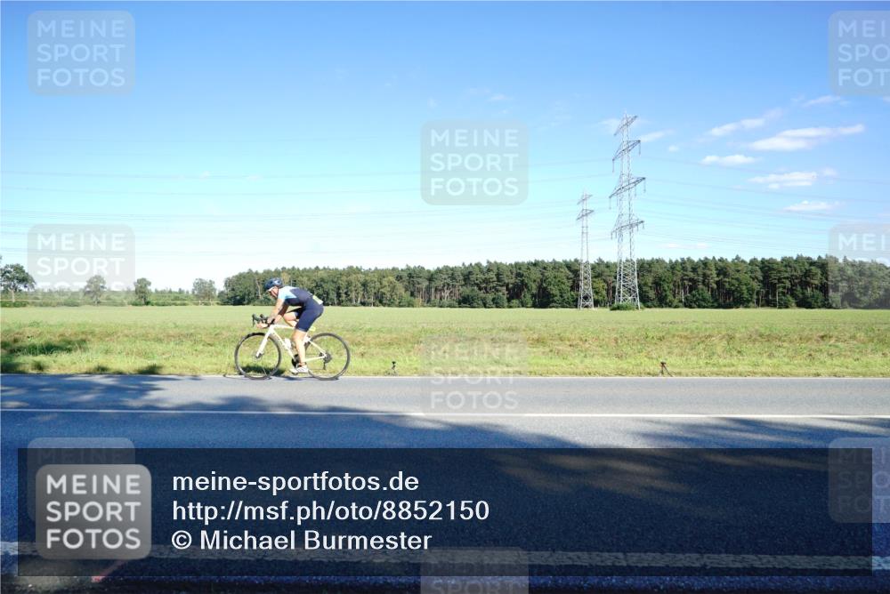 07.09.2025 - 19. Norderstedt Triathlon Michael Burmester http://msf.ph/oto/8852150 07.09.2025 15:49:51 Radfahren 882, 910 meine-sportfotos.de