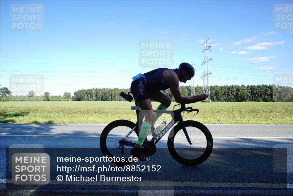07.09.2025 - 19. Norderstedt Triathlon Michael Burmester http://msf.ph/oto/8852152 07.09.2025 15:49:52 Radfahren 882, 910 meine-sportfotos.de