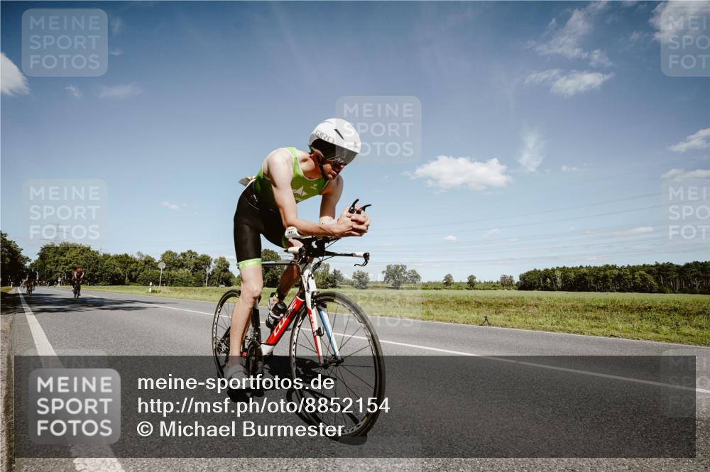 07.09.2025 - 19. Norderstedt Triathlon Michael Burmester http://msf.ph/oto/8852154 07.09.2025 14:32:43 Radfahren 382, 999, 1003 meine-sportfotos.de