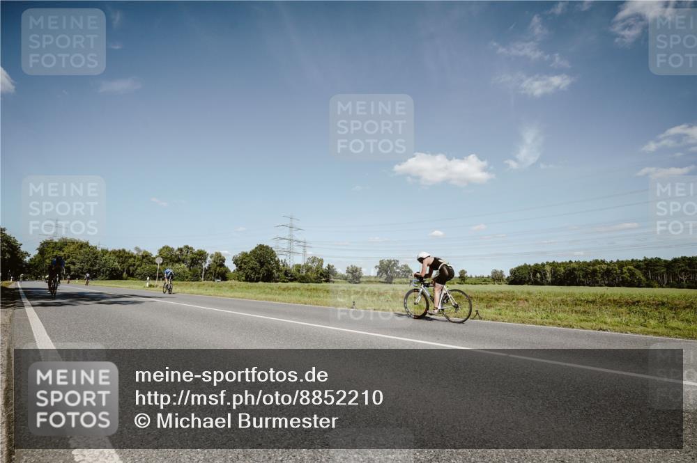 07.09.2025 - 19. Norderstedt Triathlon Michael Burmester http://msf.ph/oto/8852210 07.09.2025 14:33:05 Radfahren 880, 911 meine-sportfotos.de