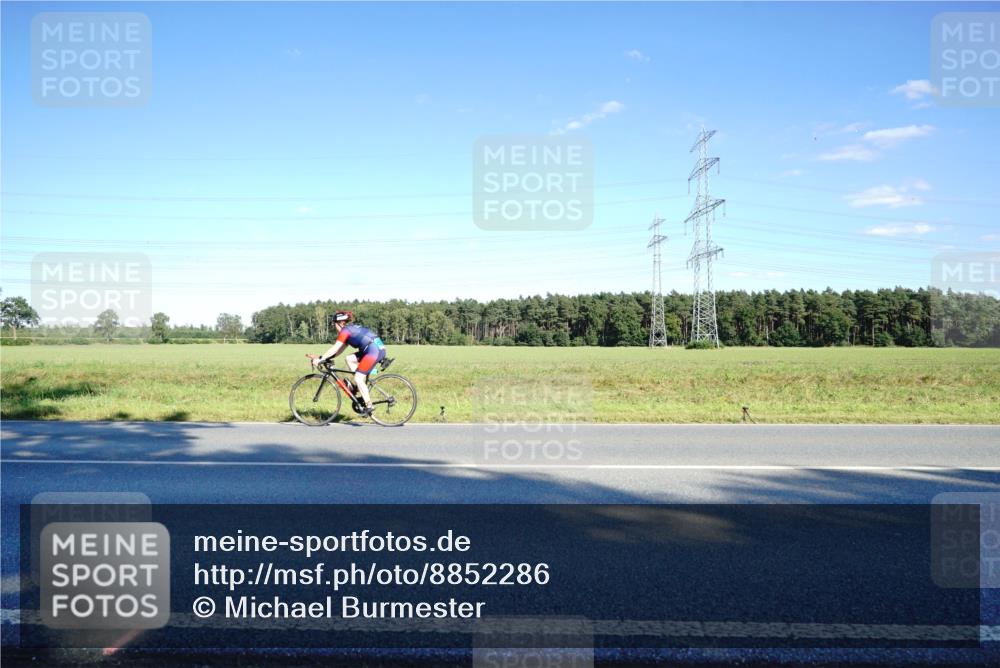 07.09.2025 - 19. Norderstedt Triathlon Michael Burmester http://msf.ph/oto/8852286 07.09.2025 15:51:07 Radfahren 409, 528, 1050, 1624 meine-sportfotos.de