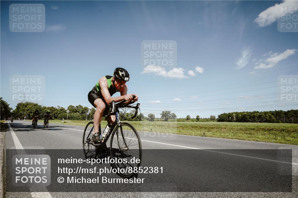07.09.2025 - 19. Norderstedt Triathlon Michael Burmester http://msf.ph/oto/8852381 07.09.2025 14:34:52 Radfahren 417, 447, 965, 978, 1011 meine-sportfotos.de