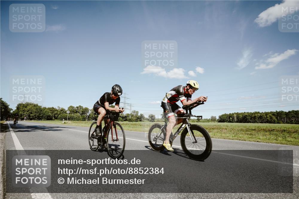 07.09.2025 - 19. Norderstedt Triathlon Michael Burmester http://msf.ph/oto/8852384 07.09.2025 14:34:53 Radfahren 417, 447, 965, 978, 1011 meine-sportfotos.de