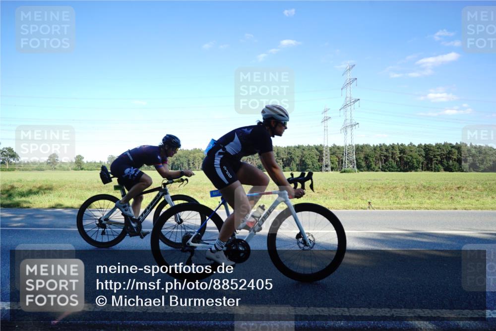 07.09.2025 - 19. Norderstedt Triathlon Michael Burmester http://msf.ph/oto/8852405 07.09.2025 15:52:06 Radfahren 454, 494, 512, 887, 1052, 1103, 1591 meine-sportfotos.de