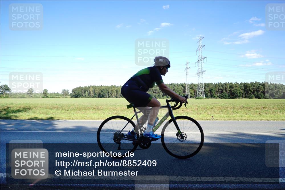 07.09.2025 - 19. Norderstedt Triathlon Michael Burmester http://msf.ph/oto/8852409 07.09.2025 15:52:07 Radfahren 454, 494, 512, 887, 1052, 1103, 1591 meine-sportfotos.de