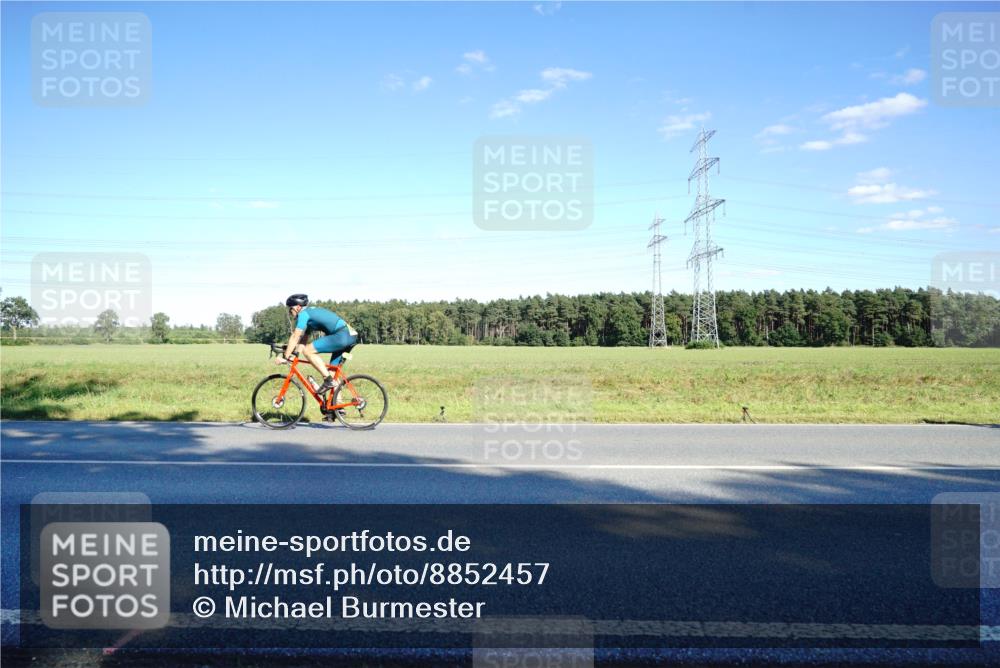 07.09.2025 - 19. Norderstedt Triathlon Michael Burmester http://msf.ph/oto/8852457 07.09.2025 15:52:41 Radfahren 376 meine-sportfotos.de