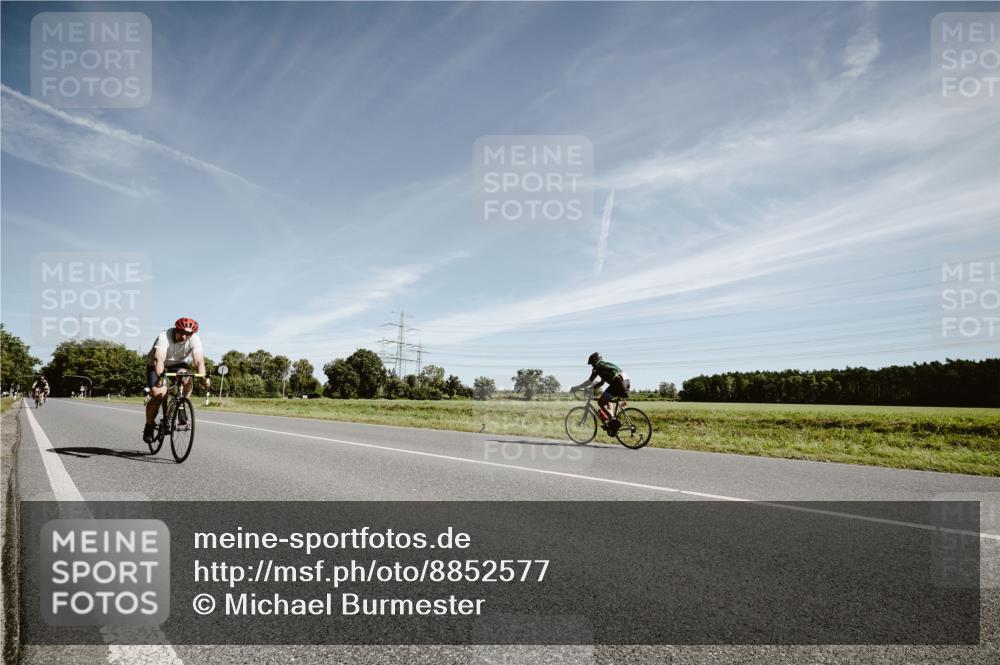 07.09.2025 - 19. Norderstedt Triathlon Michael Burmester http://msf.ph/oto/8852577 07.09.2025 11:36:39 Radfahren 826, 849 meine-sportfotos.de
