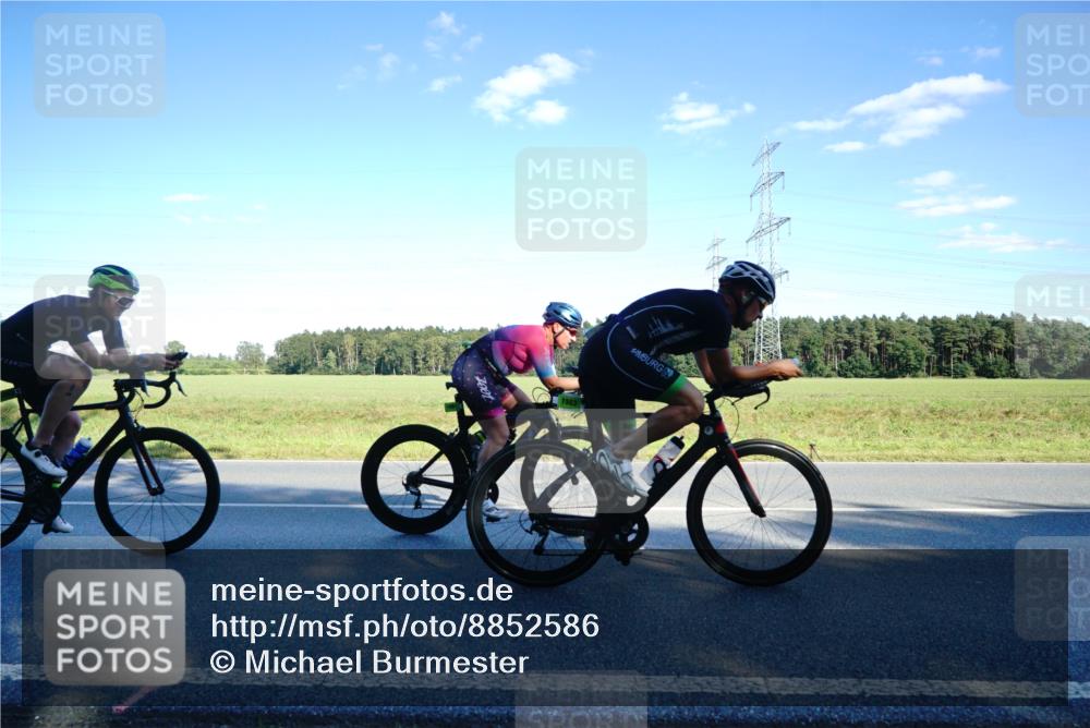 07.09.2025 - 19. Norderstedt Triathlon Michael Burmester http://msf.ph/oto/8852586 07.09.2025 15:53:51 Radfahren 493, 507, 542, 889, 931, 952, 955, 1053, 1072, 1091, 1427, 1553, 1577 meine-sportfotos.de