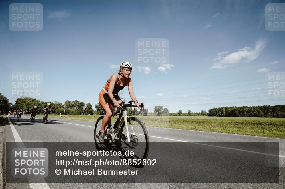 07.09.2025 - 19. Norderstedt Triathlon Michael Burmester http://msf.ph/oto/8852602 07.09.2025 14:36:57 Radfahren 445, 457, 879, 977 meine-sportfotos.de