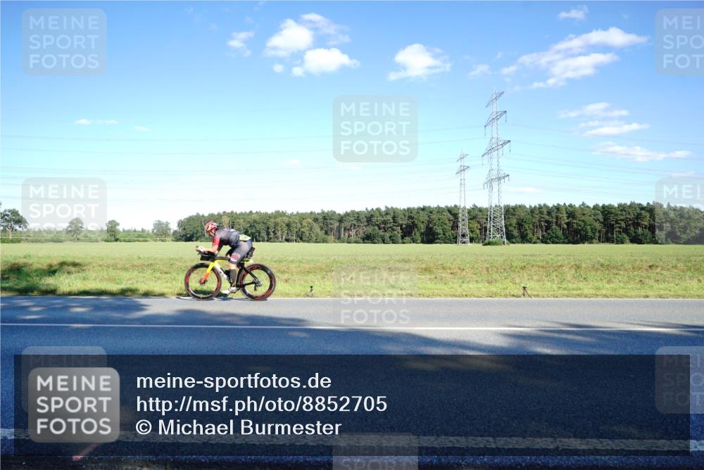 07.09.2025 - 19. Norderstedt Triathlon Michael Burmester http://msf.ph/oto/8852705 07.09.2025 15:54:54 Radfahren 954 meine-sportfotos.de