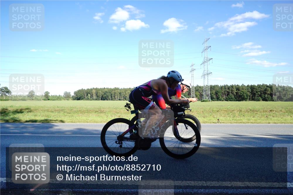 07.09.2025 - 19. Norderstedt Triathlon Michael Burmester http://msf.ph/oto/8852710 07.09.2025 15:54:57 Radfahren 954, 1528, 1539 meine-sportfotos.de