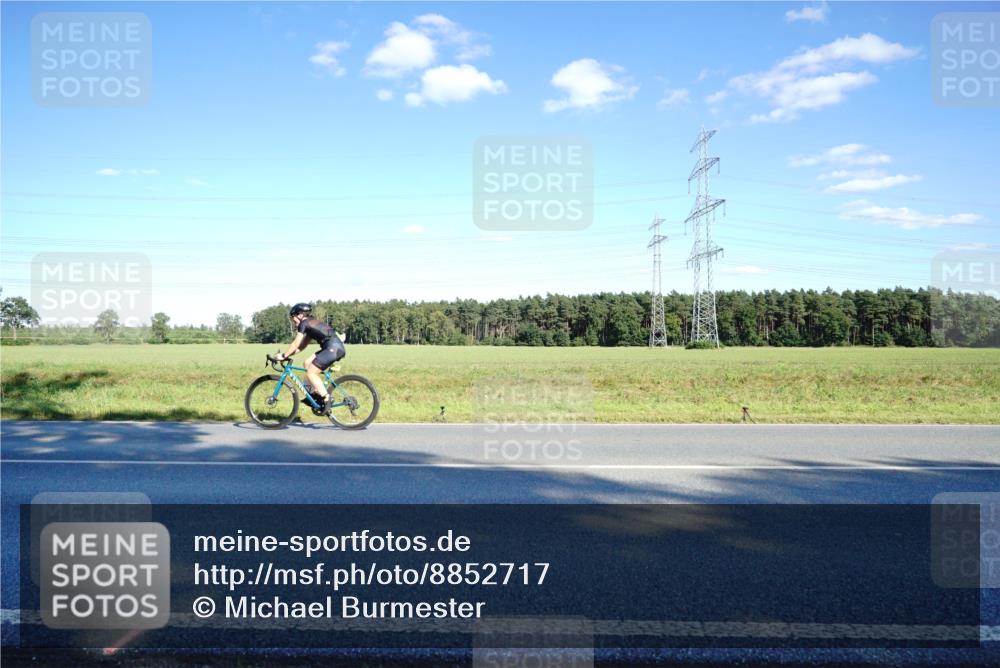 07.09.2025 - 19. Norderstedt Triathlon Michael Burmester http://msf.ph/oto/8852717 07.09.2025 15:55:04 Radfahren 490, 548 meine-sportfotos.de