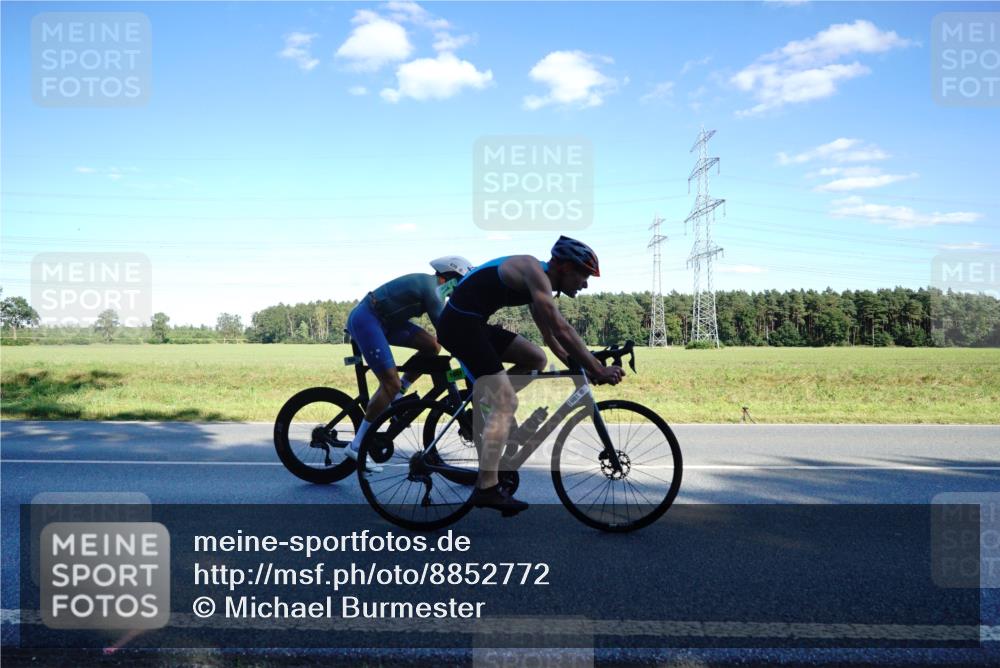 07.09.2025 - 19. Norderstedt Triathlon Michael Burmester http://msf.ph/oto/8852772 07.09.2025 15:55:28 Radfahren 939, 957, 1071, 1403, 1523, 1601, 1627 meine-sportfotos.de
