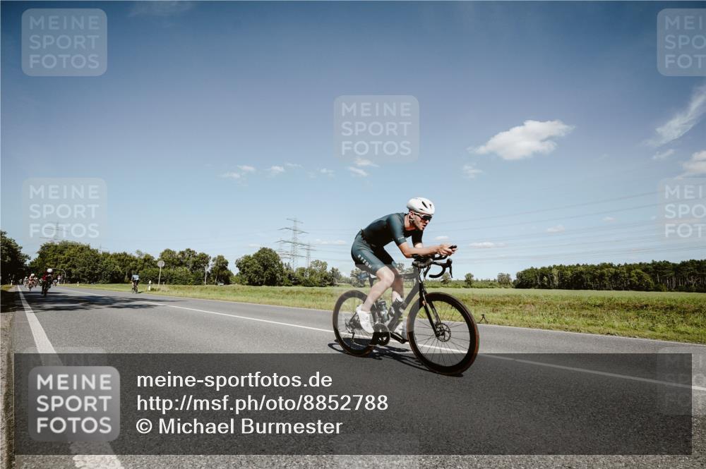 07.09.2025 - 19. Norderstedt Triathlon Michael Burmester http://msf.ph/oto/8852788 07.09.2025 14:38:39 Radfahren 398, 459, 460, 1404 meine-sportfotos.de