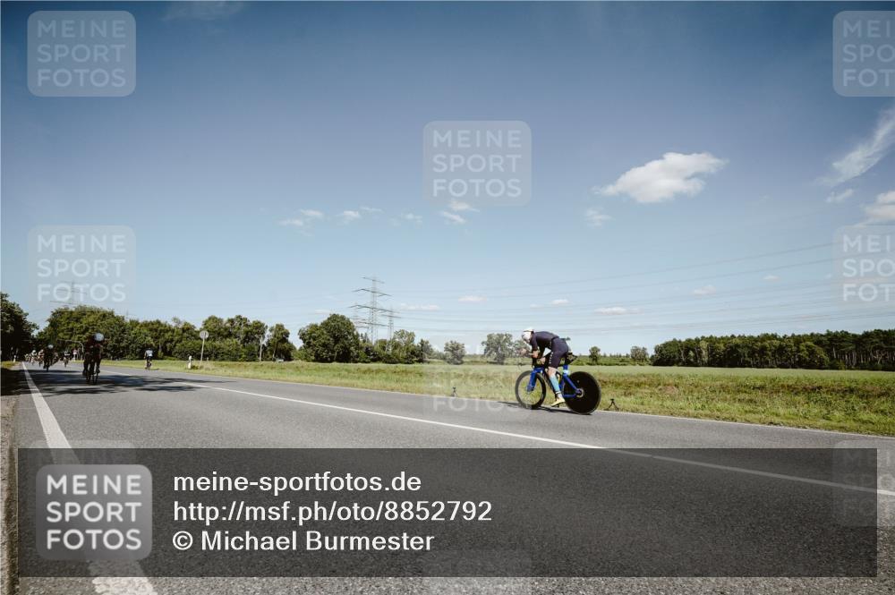 07.09.2025 - 19. Norderstedt Triathlon Michael Burmester http://msf.ph/oto/8852792 07.09.2025 14:38:39 Radfahren 398, 459, 460, 1404 meine-sportfotos.de