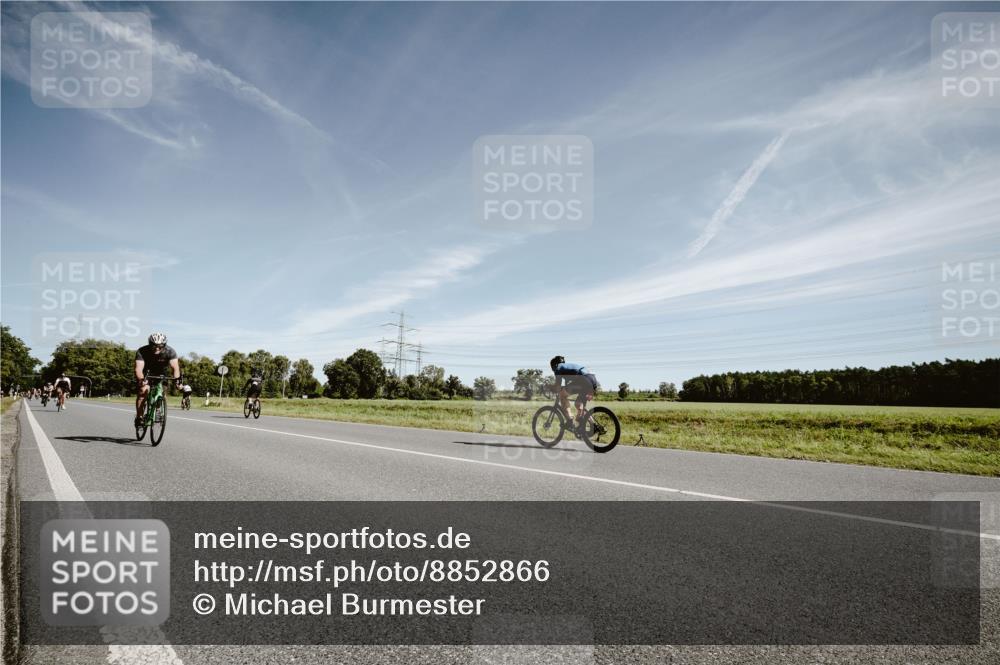 07.09.2025 - 19. Norderstedt Triathlon Michael Burmester http://msf.ph/oto/8852866 07.09.2025 11:40:47 Radfahren 748 meine-sportfotos.de