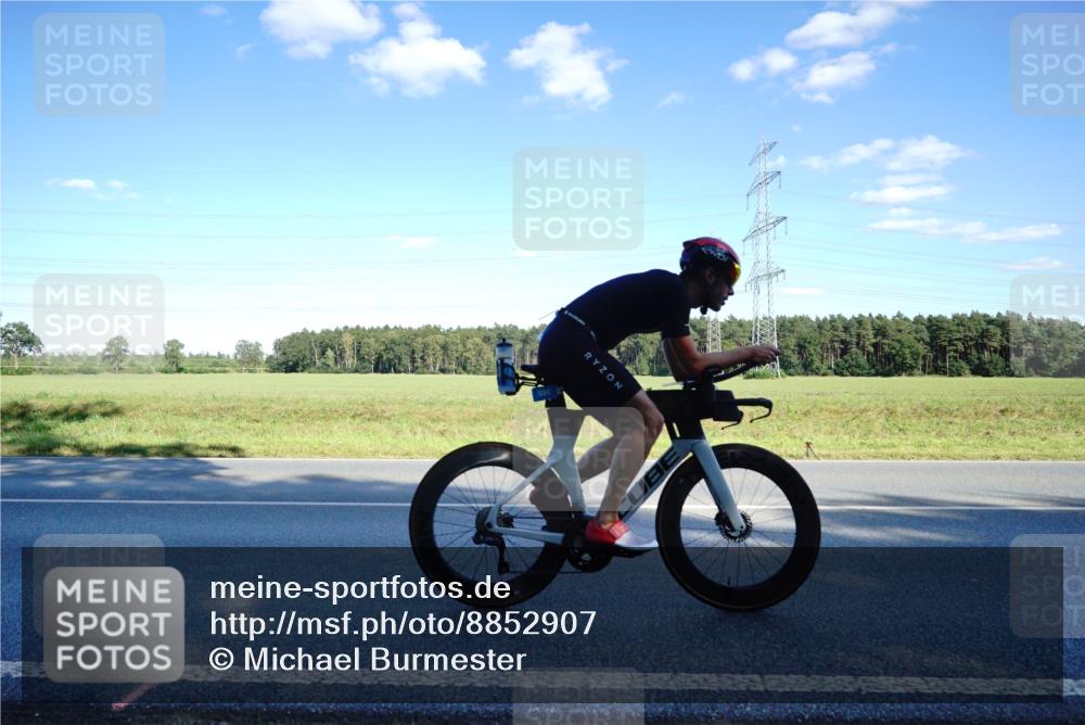 07.09.2025 - 19. Norderstedt Triathlon Michael Burmester http://msf.ph/oto/8852907 07.09.2025 15:56:36 Radfahren 930, 945, 1556, 1579, 1607 meine-sportfotos.de