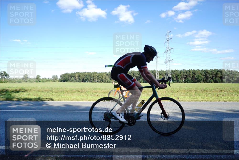 07.09.2025 - 19. Norderstedt Triathlon Michael Burmester http://msf.ph/oto/8852912 07.09.2025 15:56:38 Radfahren 930, 945, 1579, 1607 meine-sportfotos.de