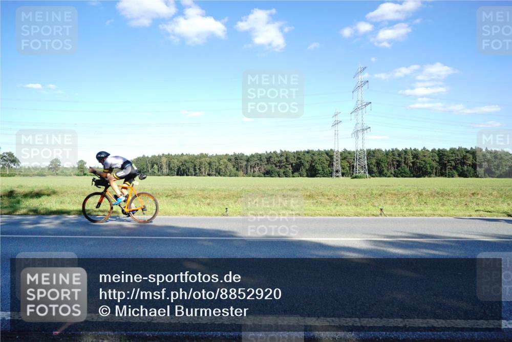 07.09.2025 - 19. Norderstedt Triathlon Michael Burmester http://msf.ph/oto/8852920 07.09.2025 15:56:43 Radfahren 401 meine-sportfotos.de