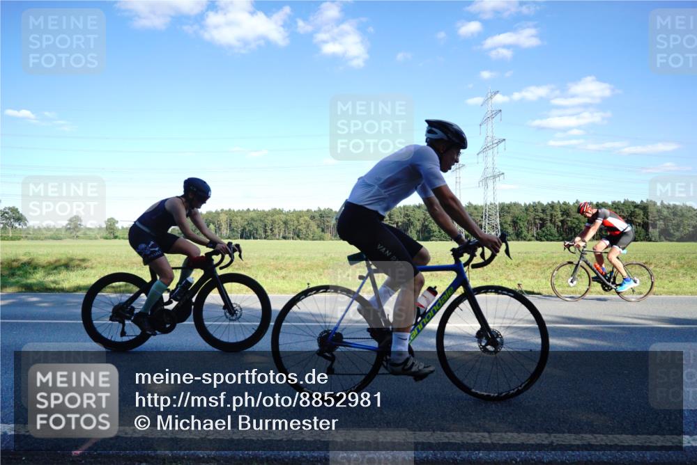 07.09.2025 - 19. Norderstedt Triathlon Michael Burmester http://msf.ph/oto/8852981 07.09.2025 15:57:25 Radfahren 421, 932, 1055, 1423, 1429, 1529, 1546 meine-sportfotos.de