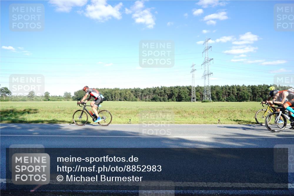 07.09.2025 - 19. Norderstedt Triathlon Michael Burmester http://msf.ph/oto/8852983 07.09.2025 15:57:25 Radfahren 421, 932, 1055, 1423, 1429, 1529, 1546 meine-sportfotos.de