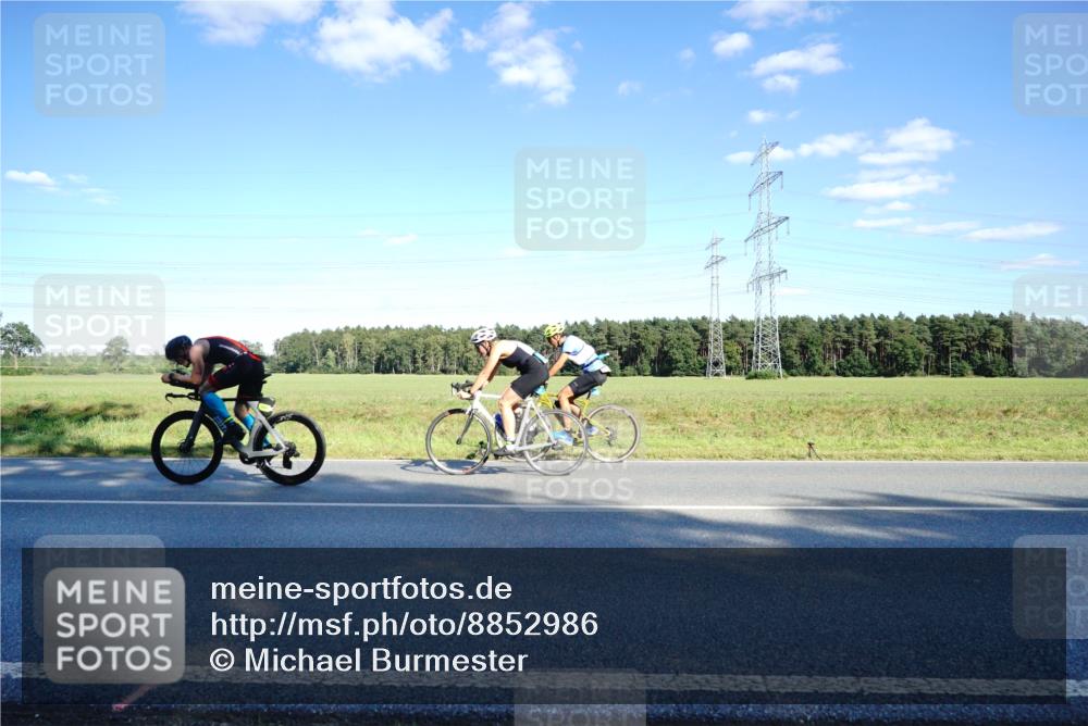 07.09.2025 - 19. Norderstedt Triathlon Michael Burmester http://msf.ph/oto/8852986 07.09.2025 15:57:26 Radfahren 421, 526, 932, 1055, 1423, 1429, 1529, 1546 meine-sportfotos.de