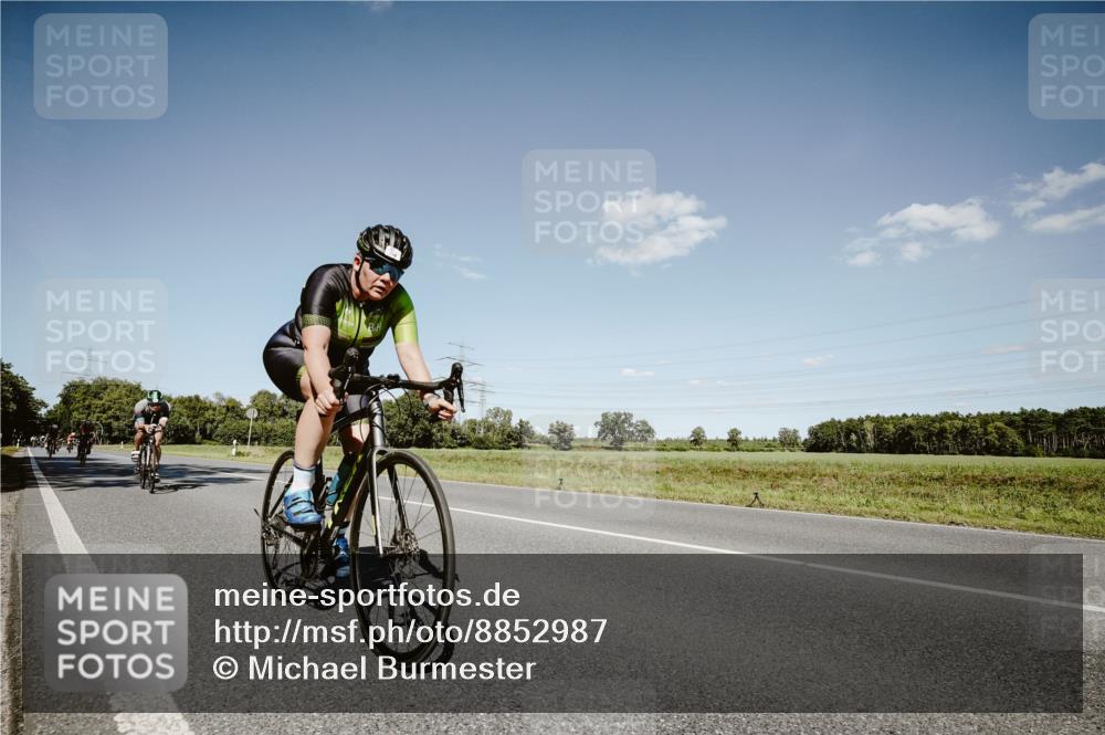 07.09.2025 - 19. Norderstedt Triathlon Michael Burmester http://msf.ph/oto/8852987 07.09.2025 14:41:18 Radfahren 454, 990, 992 meine-sportfotos.de