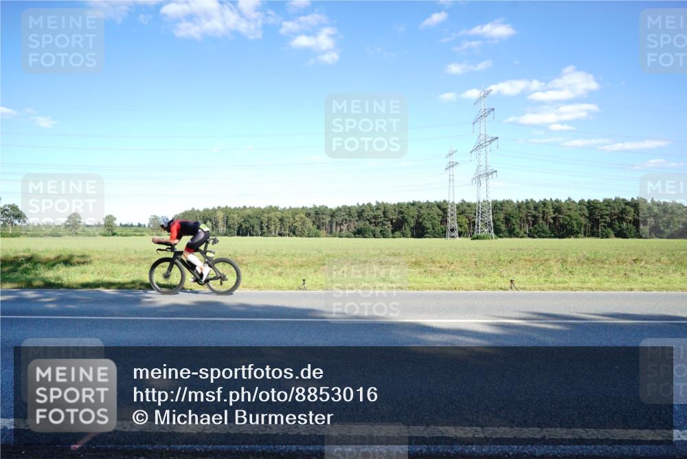 07.09.2025 - 19. Norderstedt Triathlon Michael Burmester http://msf.ph/oto/8853016 07.09.2025 15:58:06 Radfahren 927, 1567 meine-sportfotos.de