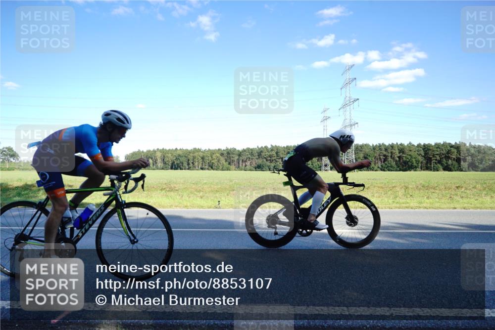 07.09.2025 - 19. Norderstedt Triathlon Michael Burmester http://msf.ph/oto/8853107 07.09.2025 15:59:03 Radfahren 425, 501, 517, 915, 1065, 1073, 1101, 1562, 1585, 1632 meine-sportfotos.de