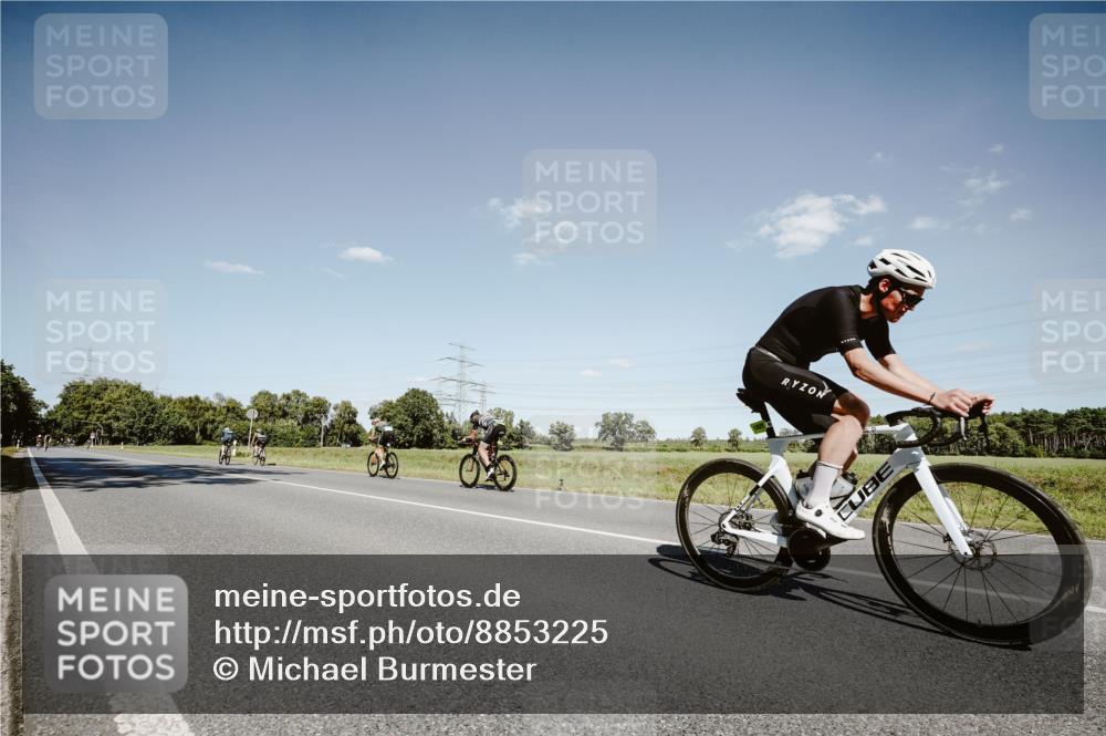 07.09.2025 - 19. Norderstedt Triathlon Michael Burmester http://msf.ph/oto/8853225 07.09.2025 14:43:16 Radfahren 400, 983, 1025 meine-sportfotos.de