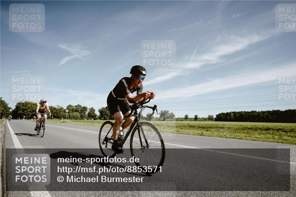 07.09.2025 - 19. Norderstedt Triathlon Michael Burmester http://msf.ph/oto/8853571 07.09.2025 11:51:43 Radfahren 859, 860 meine-sportfotos.de