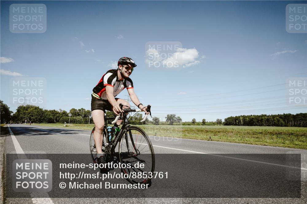 07.09.2025 - 19. Norderstedt Triathlon Michael Burmester http://msf.ph/oto/8853761 07.09.2025 14:50:44 Radfahren 863, 877 meine-sportfotos.de