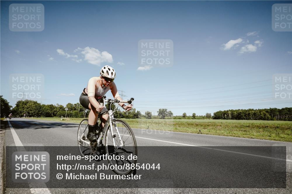 07.09.2025 - 19. Norderstedt Triathlon Michael Burmester http://msf.ph/oto/8854044 07.09.2025 14:55:27 Radfahren 1424 meine-sportfotos.de