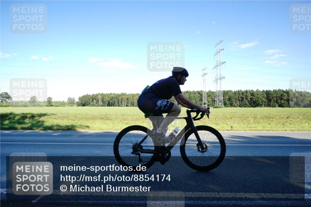 07.09.2025 - 19. Norderstedt Triathlon Michael Burmester http://msf.ph/oto/8854174 07.09.2025 16:10:09 Radfahren 425, 1472, 1560 meine-sportfotos.de