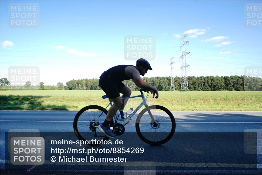 07.09.2025 - 19. Norderstedt Triathlon Michael Burmester http://msf.ph/oto/8854269 07.09.2025 16:12:15 Radfahren 875, 912, 1045, 1105, 1558 meine-sportfotos.de