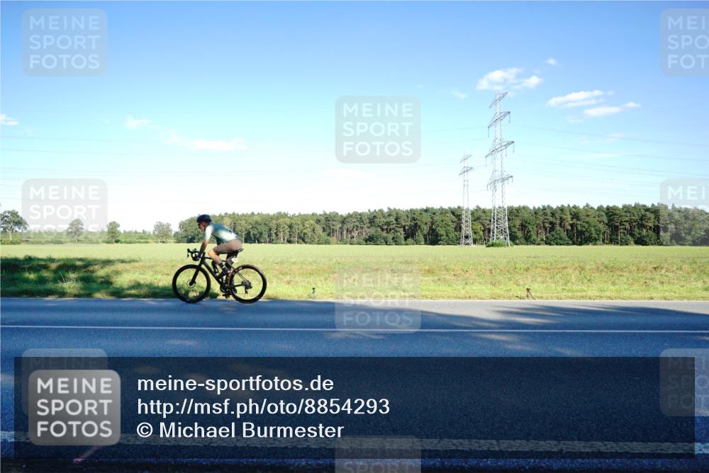 07.09.2025 - 19. Norderstedt Triathlon Michael Burmester http://msf.ph/oto/8854293 07.09.2025 16:13:10 Radfahren 947, 1082 meine-sportfotos.de
