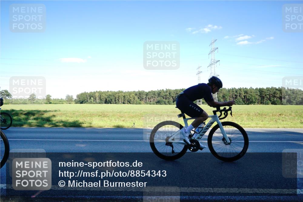 07.09.2025 - 19. Norderstedt Triathlon Michael Burmester http://msf.ph/oto/8854343 07.09.2025 16:14:55 Radfahren 893, 942 meine-sportfotos.de