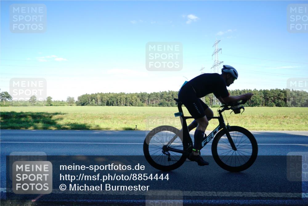 07.09.2025 - 19. Norderstedt Triathlon Michael Burmester http://msf.ph/oto/8854444 07.09.2025 16:17:07 Radfahren 376, 396, 902, 1448, 1512 meine-sportfotos.de