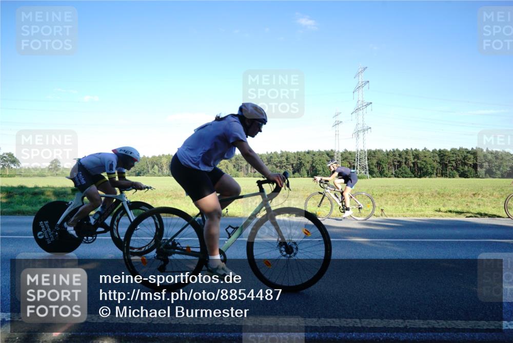 07.09.2025 - 19. Norderstedt Triathlon Michael Burmester http://msf.ph/oto/8854487 07.09.2025 16:17:49 Radfahren 944, 1588, 1602 meine-sportfotos.de