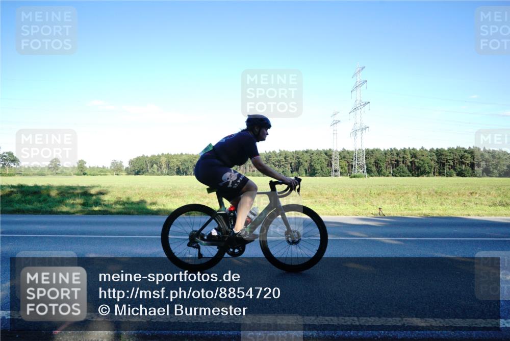07.09.2025 - 19. Norderstedt Triathlon Michael Burmester http://msf.ph/oto/8854720 07.09.2025 16:22:39 Radfahren 378, 1452, 1560 meine-sportfotos.de