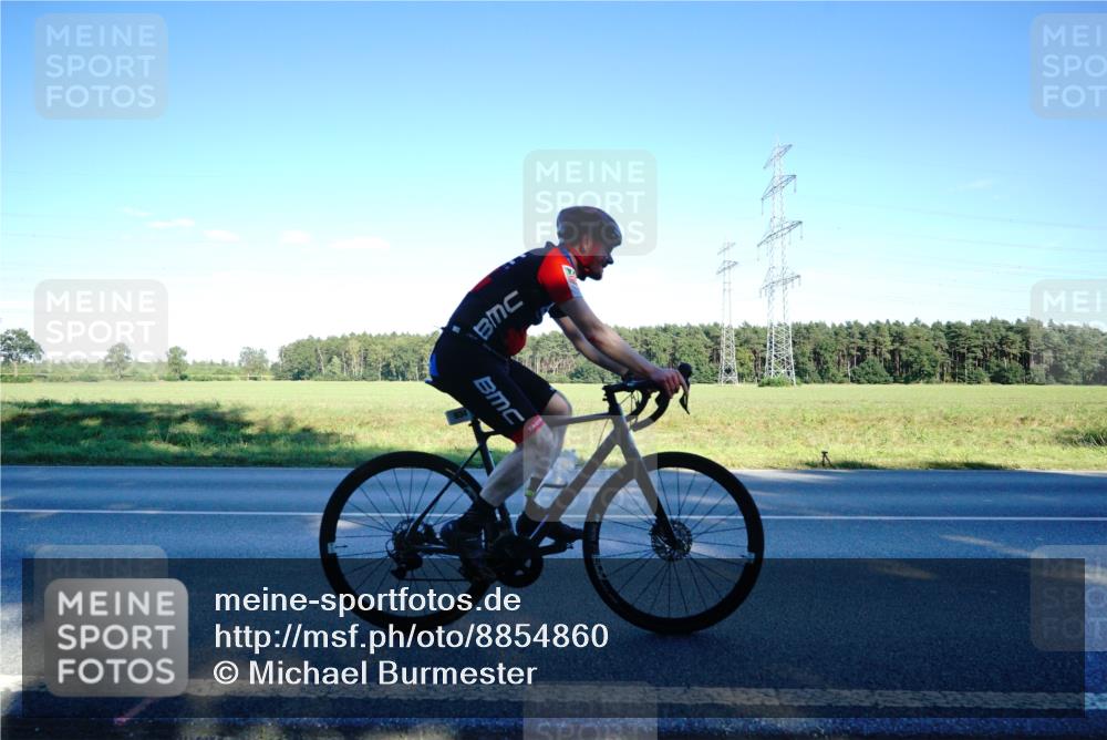 07.09.2025 - 19. Norderstedt Triathlon Michael Burmester http://msf.ph/oto/8854860 07.09.2025 16:27:11 Radfahren 380, 934, 1106 meine-sportfotos.de