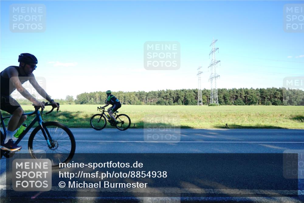 07.09.2025 - 19. Norderstedt Triathlon Michael Burmester http://msf.ph/oto/8854938 07.09.2025 16:31:41 Radfahren 886, 890 meine-sportfotos.de