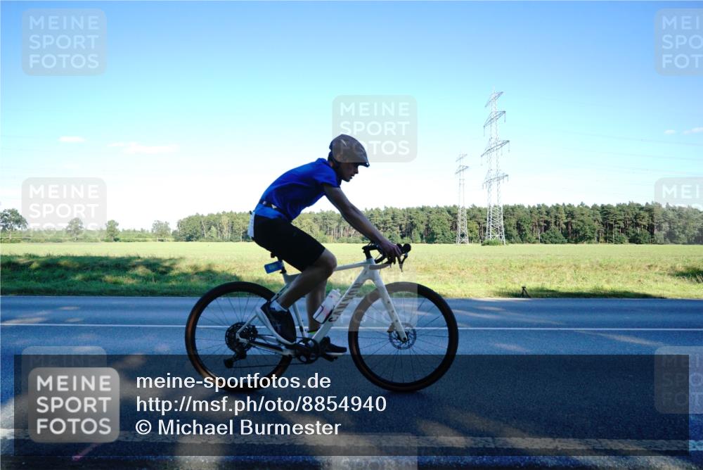 07.09.2025 - 19. Norderstedt Triathlon Michael Burmester http://msf.ph/oto/8854940 07.09.2025 16:31:42 Radfahren 886, 890 meine-sportfotos.de